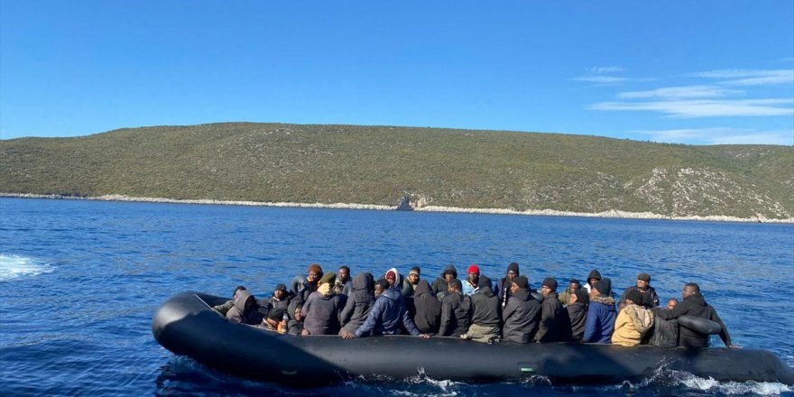 İzmir açıklarında 48 düzensiz göçmen yakalandı