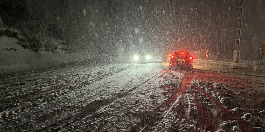 Kütahya'da kar yağışı ulaşımı olumsuz etkiledi