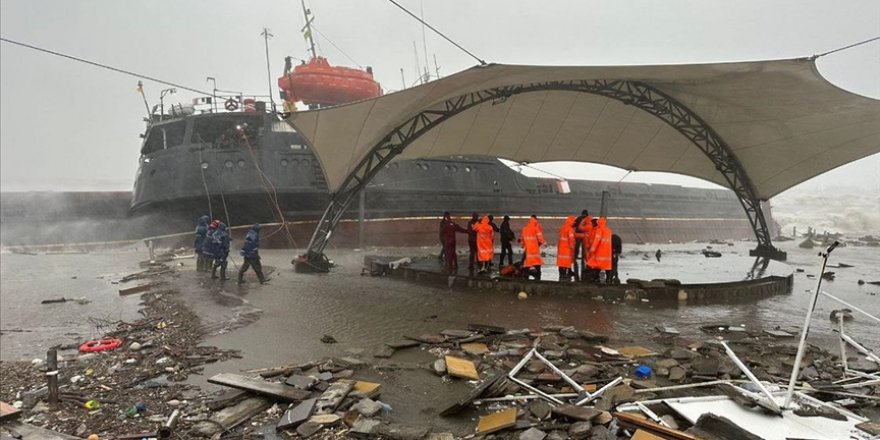 Zonguldak'ta fırtına nedeniyle ikiye bölünen geminin personeli tahliye edildi