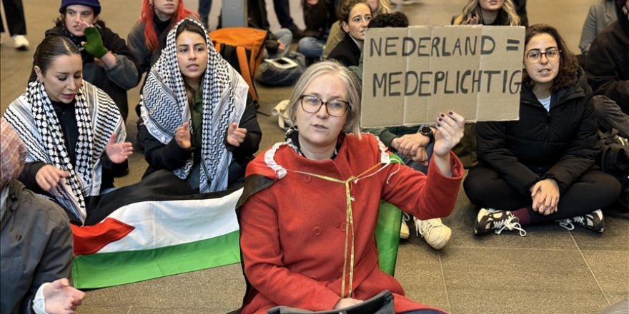 Hollanda'da seçim arifesinde yapılan oturma eyleminde "Gazze'de ateşkes" çağrısı yapıldı