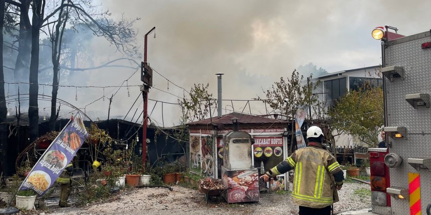 İzmir'de çıkan yangında bir restoran kullanılmaz hale geldi