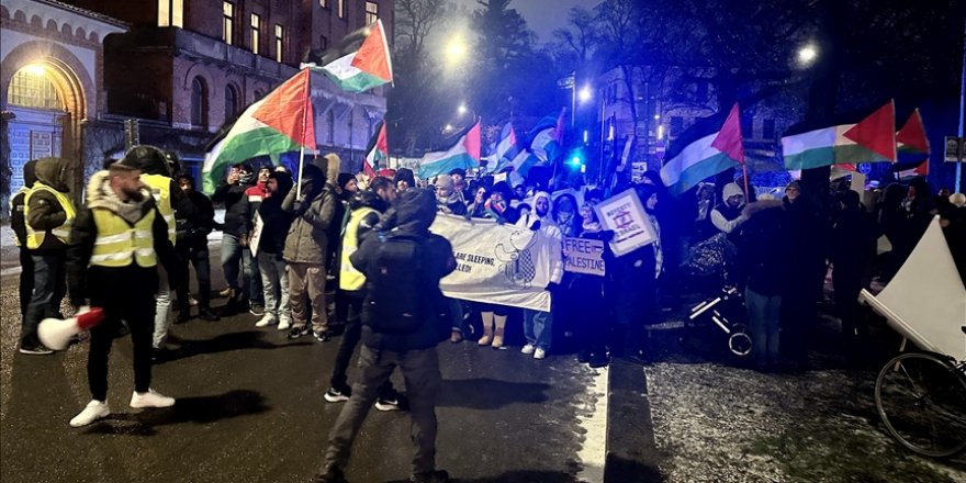 İsveç'teki ABD ve İsrail Büyükelçiliği önünde İsrail'in Gazze'ye yönelik saldırıları protesto edildi