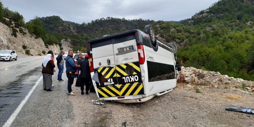 Muğla'da servis minibüsü devrildi, 9 öğrenci yaralandı