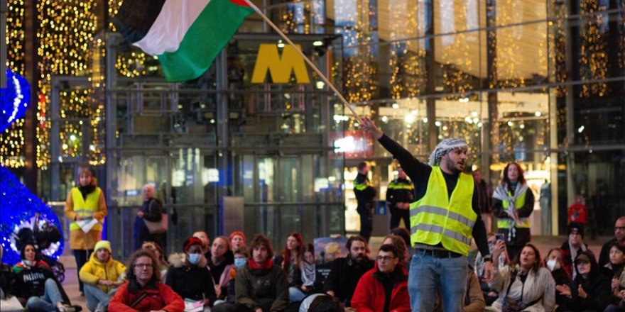 Hollanda'da 8 tren istasyonunda Filistin'e destek için oturma eylemleri yapıldı