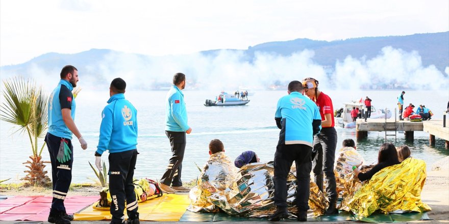 İzmir'de deprem anında tekne kazası tatbikatı yapıldı