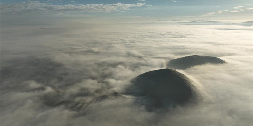 Manisa'da sis altındaki volkan konileri dron ile görüntülendi