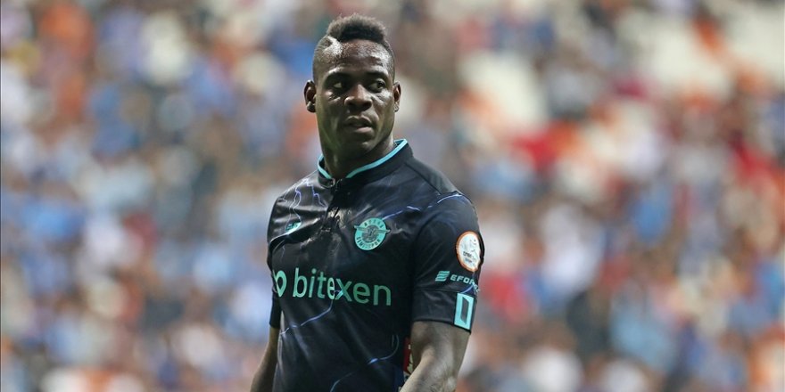 Adana Demirsporlu Balotelli, İtalya'da trafik kazası geçirdi