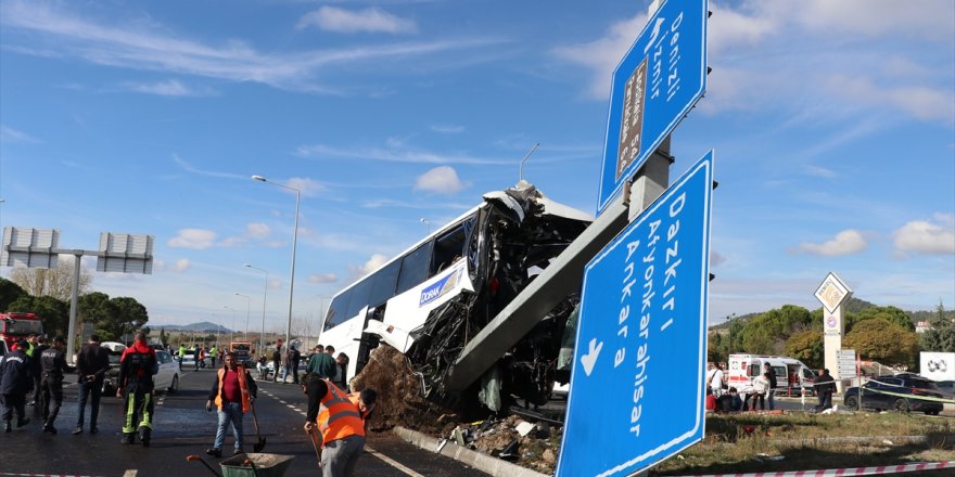 Denizli'de turistleri taşıyan otobüsle otomobilin çarpıştığı kazada ölü sayısı 3'e çıktı