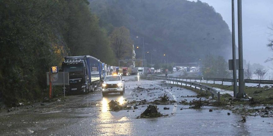 Artvin'de fırtına nedeniyle yükselen dalgalar ulaşımı aksattı