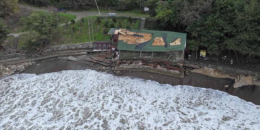 Düzce'de fırtınayla dalgalar yükselince deniz kenarındaki tesis çöktü