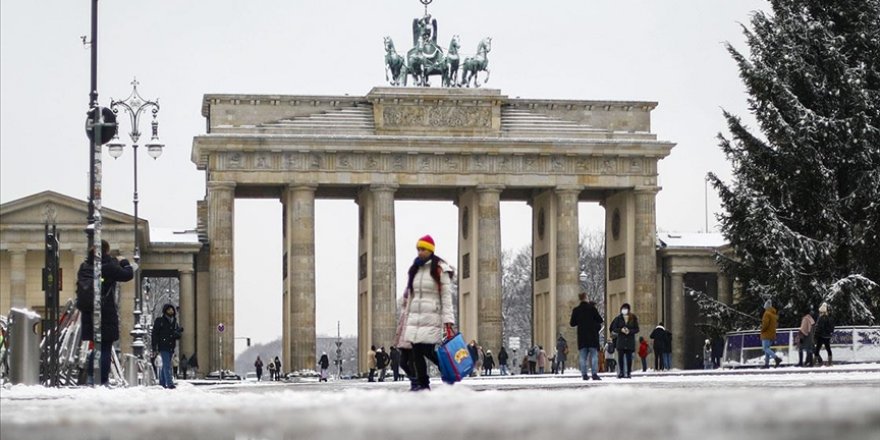 Almanya’da kar ve soğuk hava hayatı olumsuz etkiliyor