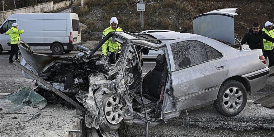 Ankara'da direğe çarpan araçtaki 4 kişi hayatını kaybetti