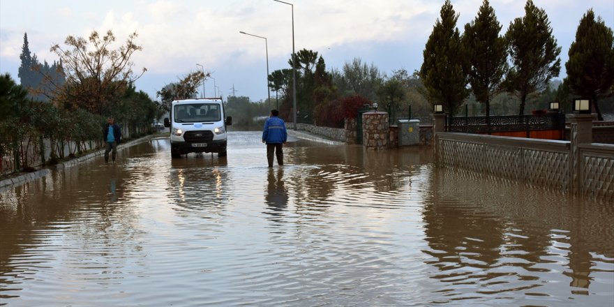 Aydın'da sağanak hayatı olumsuz etkiledi