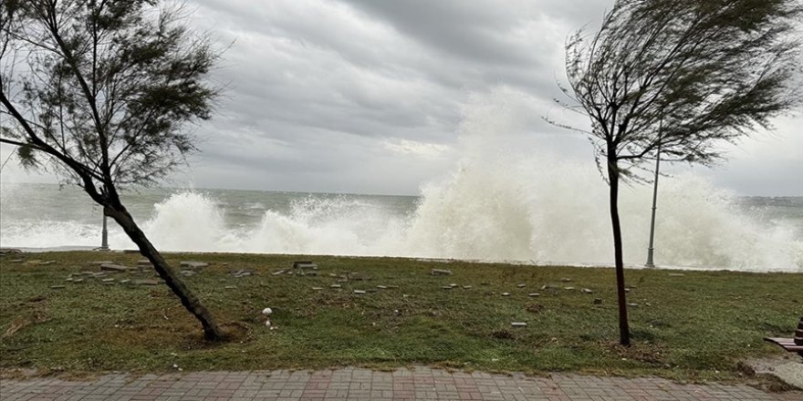 İstanbul Valiliği, kentin kuzeyinde beklenen fırtına nedeniyle vatandaşları uyardı