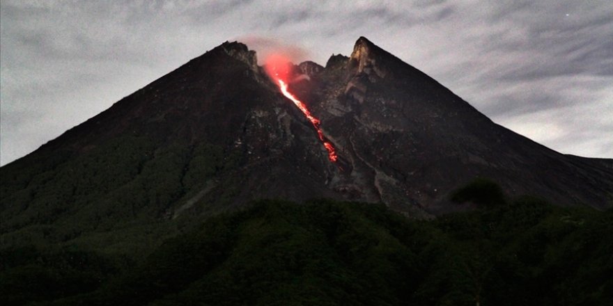 Endonezya'da Merapi Yanardağı'ndaki patlamalar nedeniyle 11 dağcı hayatını kaybetti