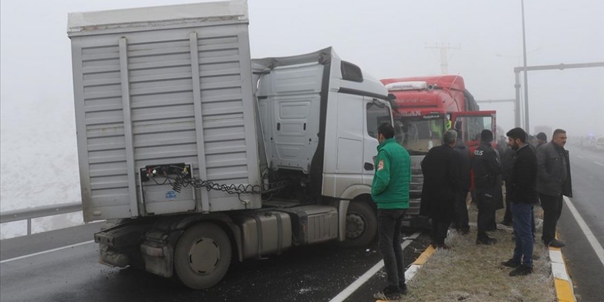 Zincirleme trafik kazası nedeniyle Ağrı-Van kara yolu 1 saat ulaşıma kapalı kaldı