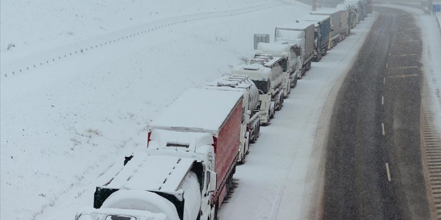 Polonya-Ukrayna sınırında kamyonlar nakliyecilerinin protestoları nedeniyle yaklaşık 10 gün bekliyor