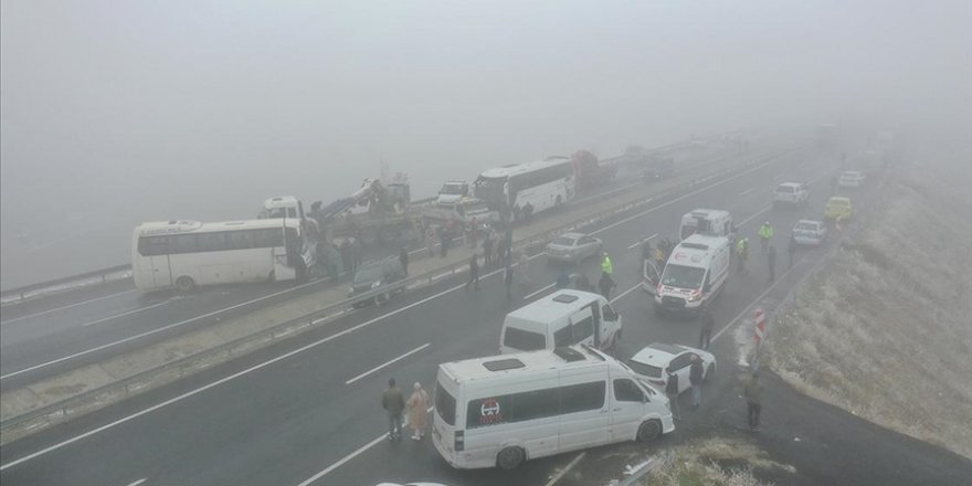 Ağrı'da 7 aracın karıştığı zincirleme trafik kazasında 19 kişi yaralandı