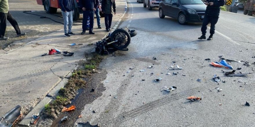 Foça'da kamyona çarpan motosikletin sürücüsü öldü