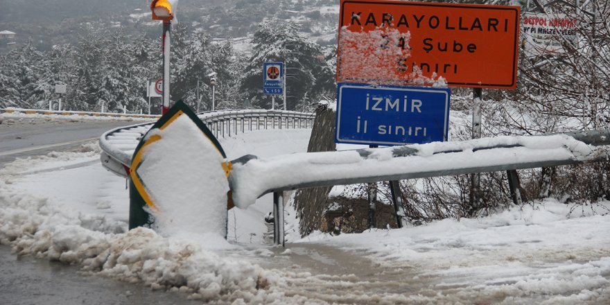 'Nisan 1' dedi; İzmir'e Nisan ayı karla geldi