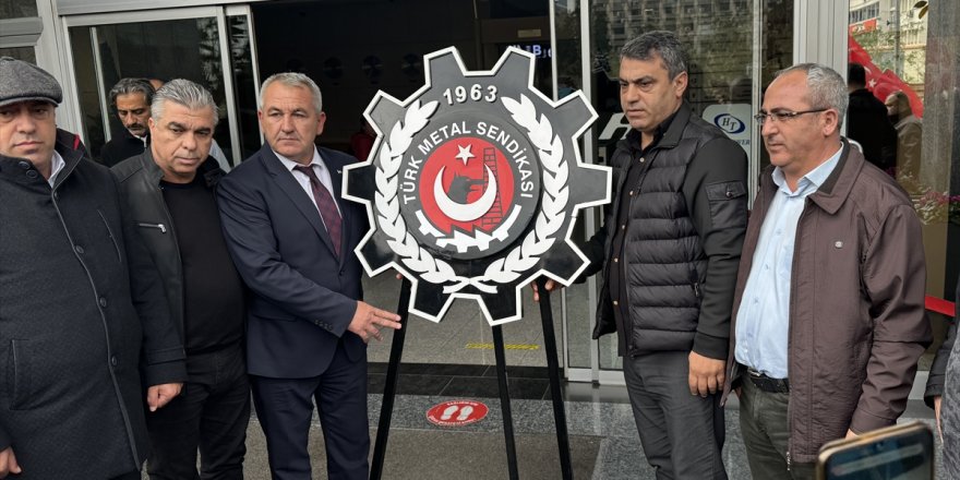 İzmir'de Türk Metal Sendikası üyeleri MESS önüne siyah çelenk bıraktı
