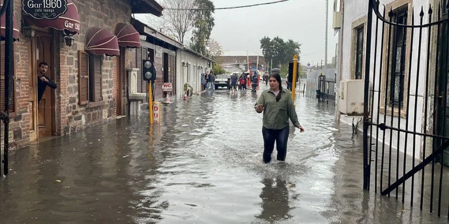 Meteoroloji 3 bölge için saat verdi: İstanbul ve İzmir dahil 14 kente turuncu ve sarı uyarı