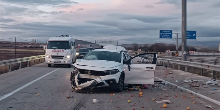 Afyonkarahisar'da otomobille tırın çarpıştığı kazada 1 kişi öldü, 2 kişi yaralandı
