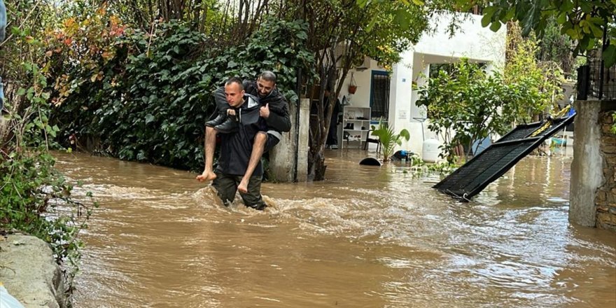 Bodrum'da kuvvetli sağanak günlük yaşamı olumsuz etkiliyor