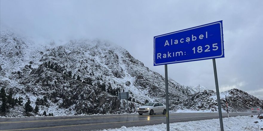 1825 metre rakımlı Alacabel'e mevsimin ilk karı yağdı