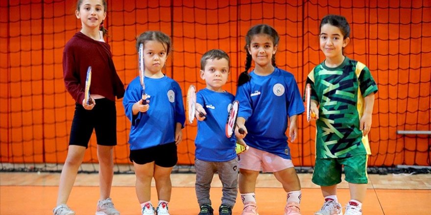 Para badmintoncu sporcular raketlerini milli forma için sallıyor