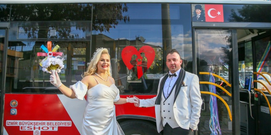 İzmir'de otobüs şoförü çift, nikahlarına da belediye otobüsüyle gitti