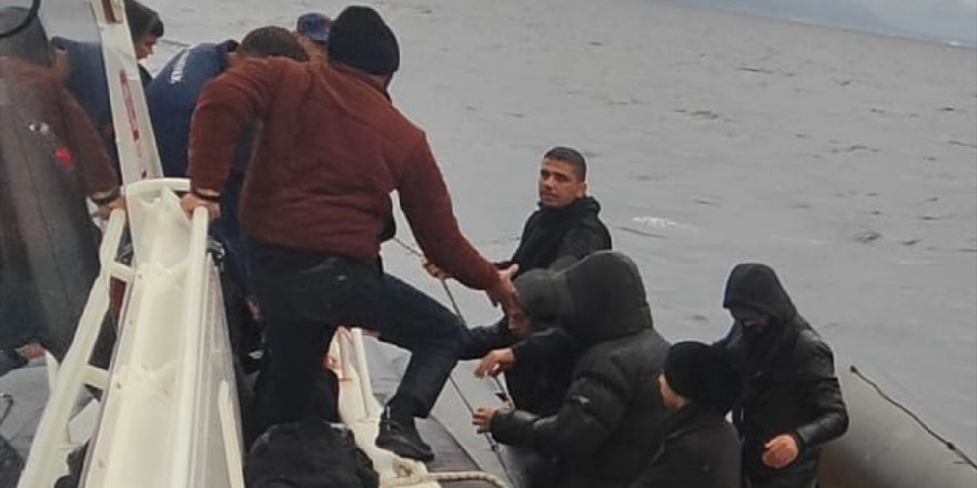 İzmir açıklarında 95 düzensiz göçmen kurtarıldı, 102 düzensiz göçmen yakalandı