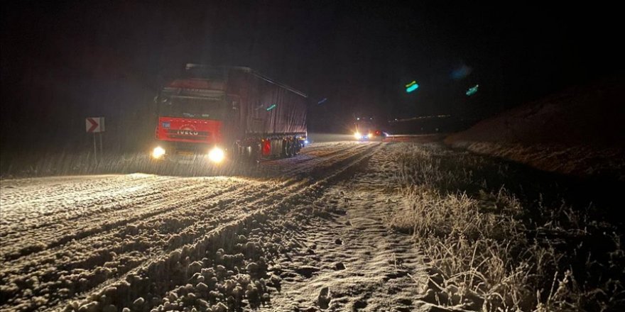 Kars ile Ağrı'da tırlar, kar ve tipi nedeniyle yolda kaldı