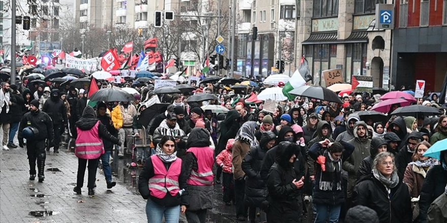 Almanya'da sağanağa rağmen binlerce kişi Filistin’e destek yürüyüşüne katıldı