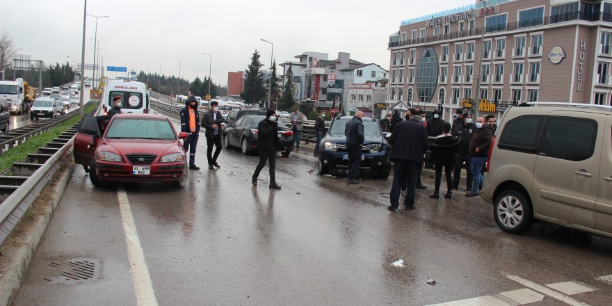 Yağmur yağınca köprü üstünde 6 araç birbirine girdi: 1yaralı