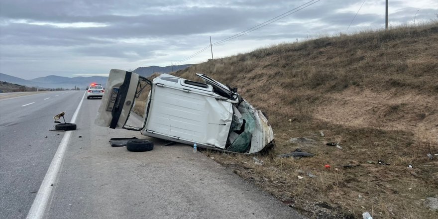 Afyonkarahisar'da devrilen hafif ticari aracın sürücüsü öldü