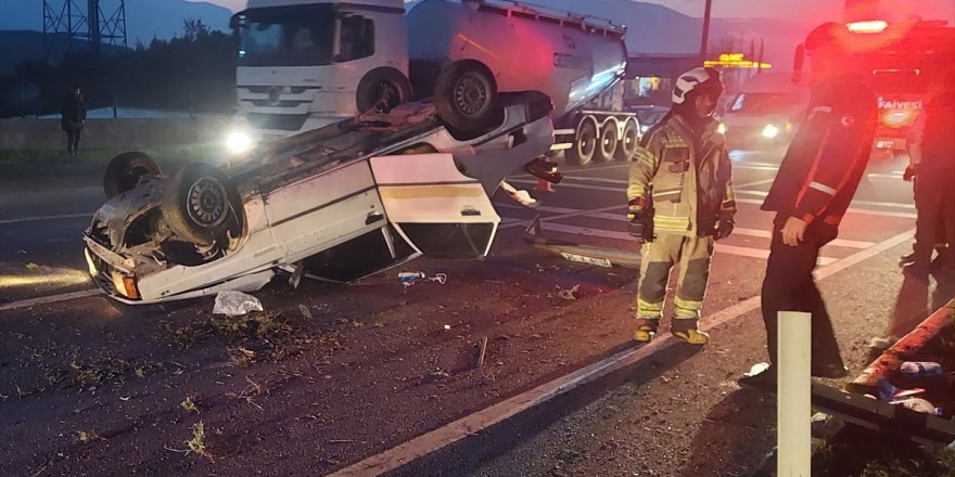 İzmir'de devrilen otomobilin sürücüsü yaralandı