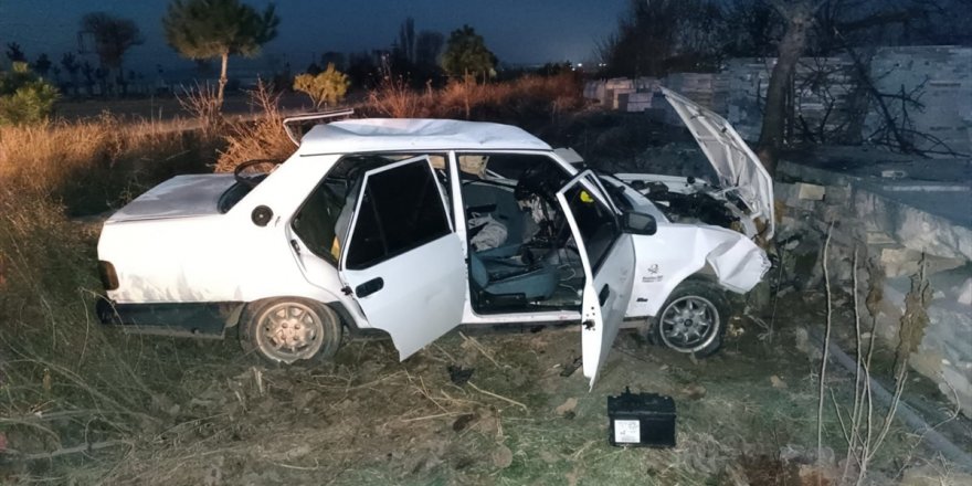 Afyonkarahisar'da tırın dorsesine çarpan otomobilin sürücüsü öldü