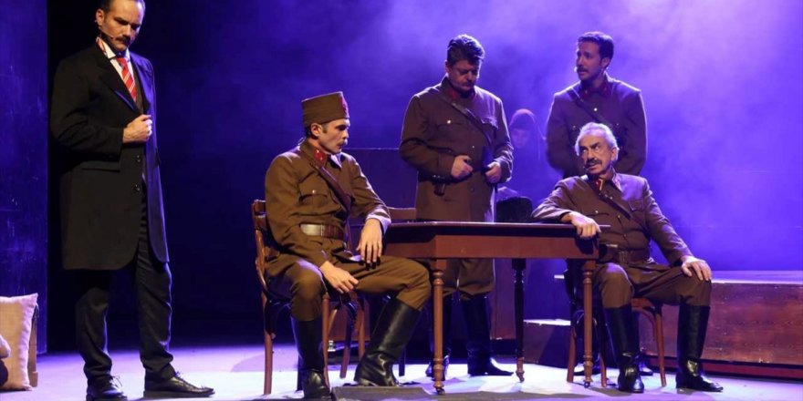 "Cumhuriyet'e Doğru" tiyatro oyunu İzmir'de sahnelendi