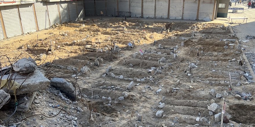 İsrail'in saldırıları nedeniyle kabristanlara ulaşılamayan Gazze'de sokaklar mezarlıklara dönüştü