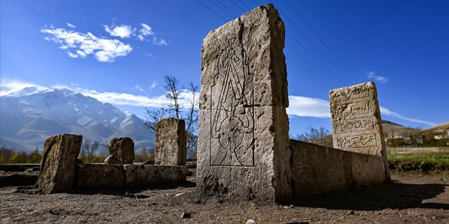 Van'daki Selçuklu Mezarlığı'nda en erken tarihli sandukalı mezar ortaya çıkarıldı