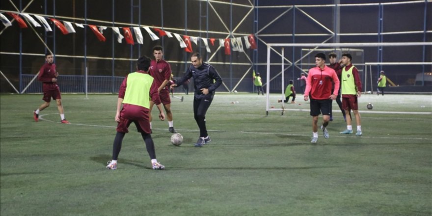 Depremzede Hataysporlu altyapı futbolcuları "A takım" hayaliyle top koşturuyor