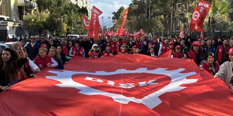 DİSK İzmir'de "Gelirde adalet vergide adalet" sloganıyla yürüyüş yaptı