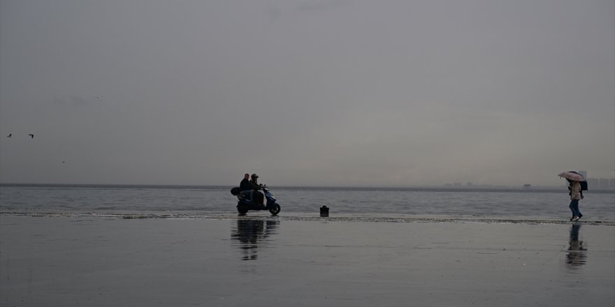 İzmir'de sağanak ve kuvvetli rüzgar hayatı olumsuz etkiliyor