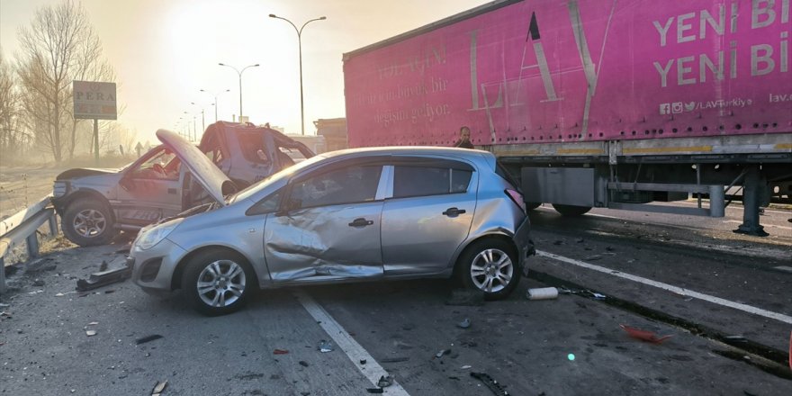 Kütahya'da 6 aracın karıştığı zincirleme kazada 4 kişi yaralandı