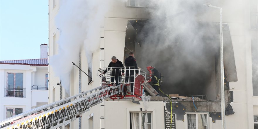 Kars'ta bir binada meydana gelen patlamada 3 kişi yaralandı