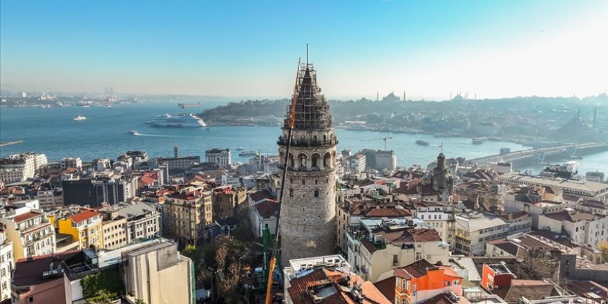 Göçmen kuşlar İstanbul'a dönmeden, Galata Kulesi'nin külahındaki restorasyon çalışmaları tamamlanacak