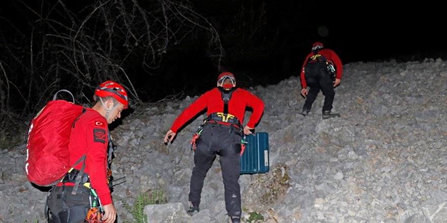 Muğla'da kayalıklardan düşen kişi 4 saatte kurtarıldı