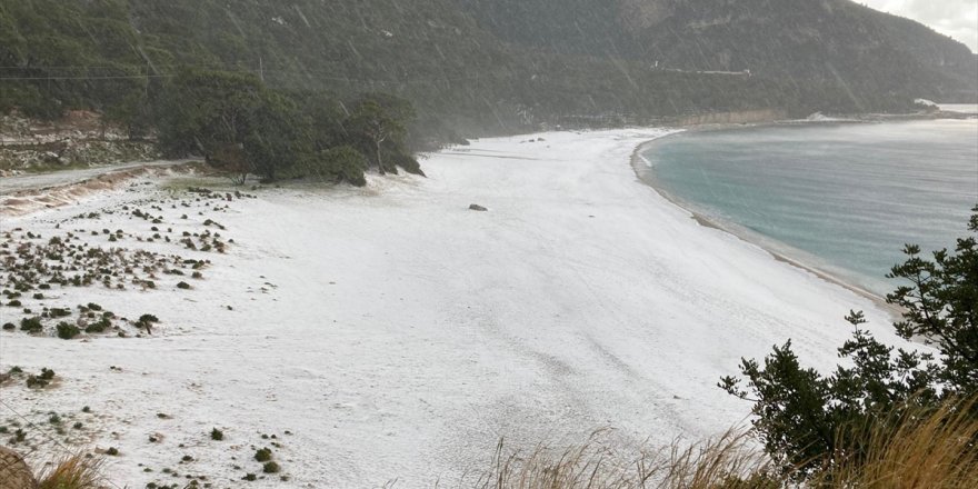 Fethiye'de sahil dolu yağışıyla beyaza büründü