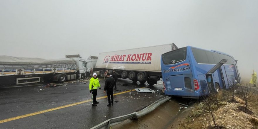 Şanlıurfa'da otobüs ve 2 tırın karıştığı kazada, 1 kişi öldü, 9 kişi yaralandı
